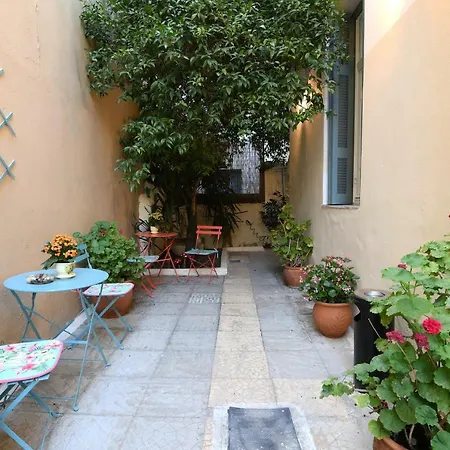Проживание в семье Alegria House *